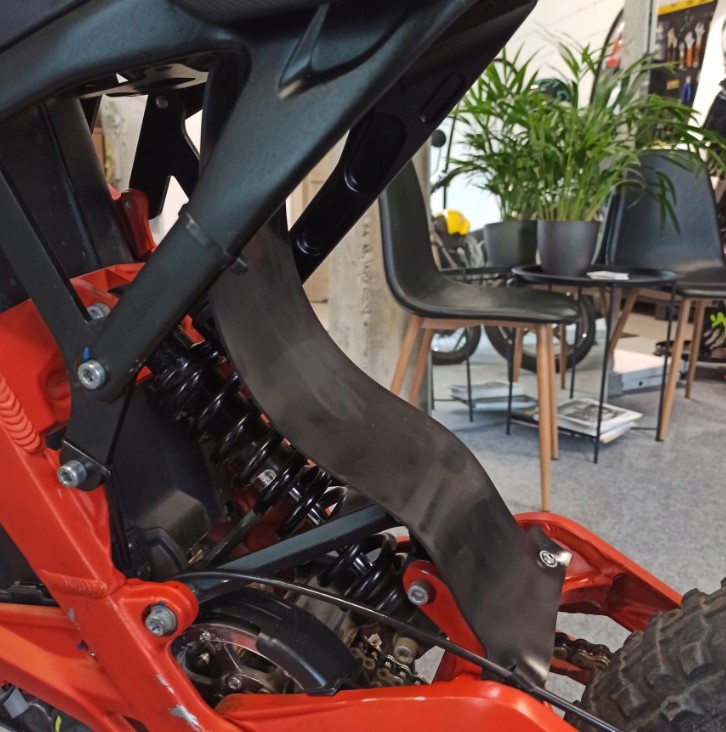 Surron Light Bee osłona tylnego amortyzatora